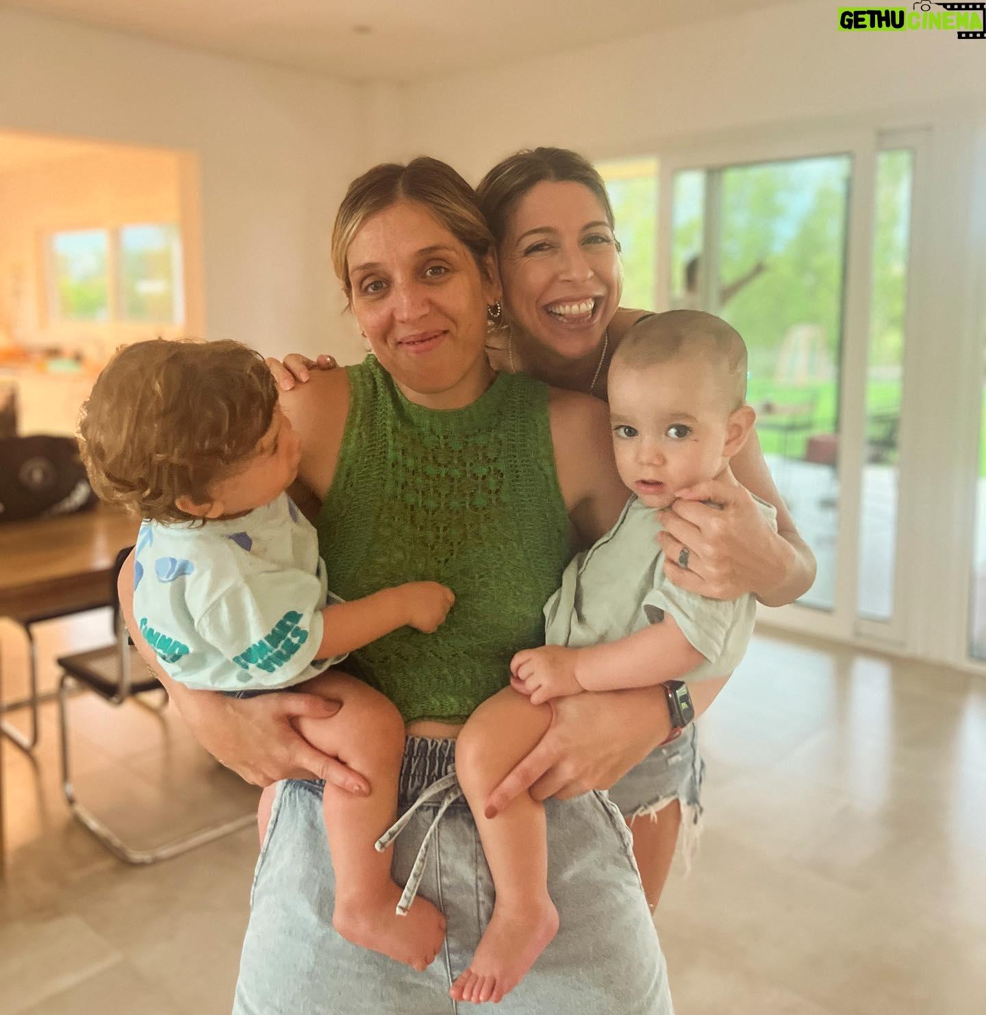 Florencia Bertotti Instagram - Cumple Sugas y no se suspende x lluvia!(?) šā¤ļø ššš„³ Con o sin armado previo, con ensalada de pepino con pepino y sin dormir, se puede festejar igual šš„°š„³ Que sea un gran aƱo amiguita! @agusfalberti ā¤ļø Te quiero! Te queremos! Que lindo encuentro @meuwatle @merpazos @mindthegapchica @solcolombres