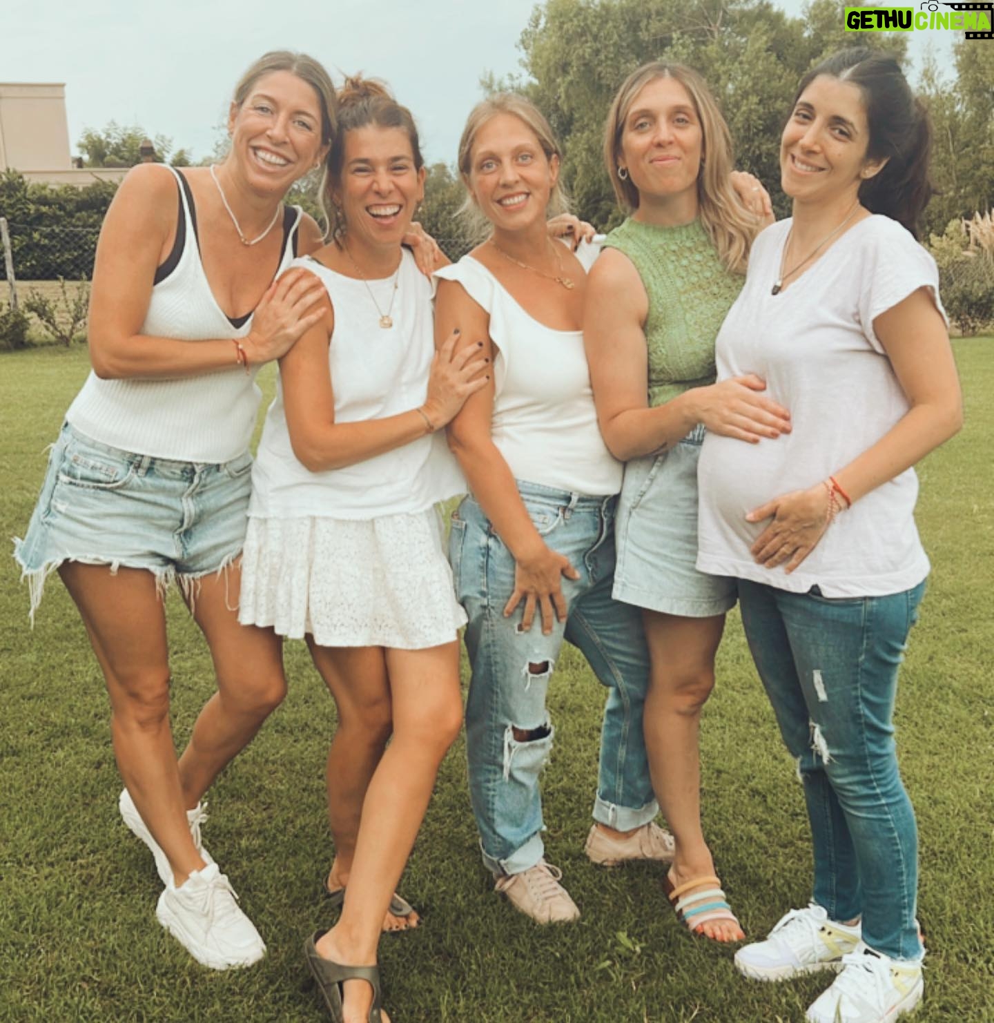 Florencia Bertotti Instagram - Cumple Sugas y no se suspende x lluvia!(?) šā¤ļø ššš„³ Con o sin armado previo, con ensalada de pepino con pepino y sin dormir, se puede festejar igual šš„°š„³ Que sea un gran aƱo amiguita! @agusfalberti ā¤ļø Te quiero! Te queremos! Que lindo encuentro @meuwatle @merpazos @mindthegapchica @solcolombres