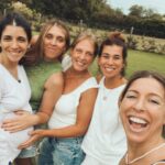 Florencia Bertotti Instagram - Cumple Sugas y no se suspende x lluvia!(?) 😂❤️ 🎂🎉🥳 Con o sin armado previo, con ensalada de pepino con pepino y sin dormir, se puede festejar igual 😉🥰🥳 Que sea un gran año amiguita! @agusfalberti ❤️ Te quiero! Te queremos! Que lindo encuentro @meuwatle @merpazos @mindthegapchica @solcolombres