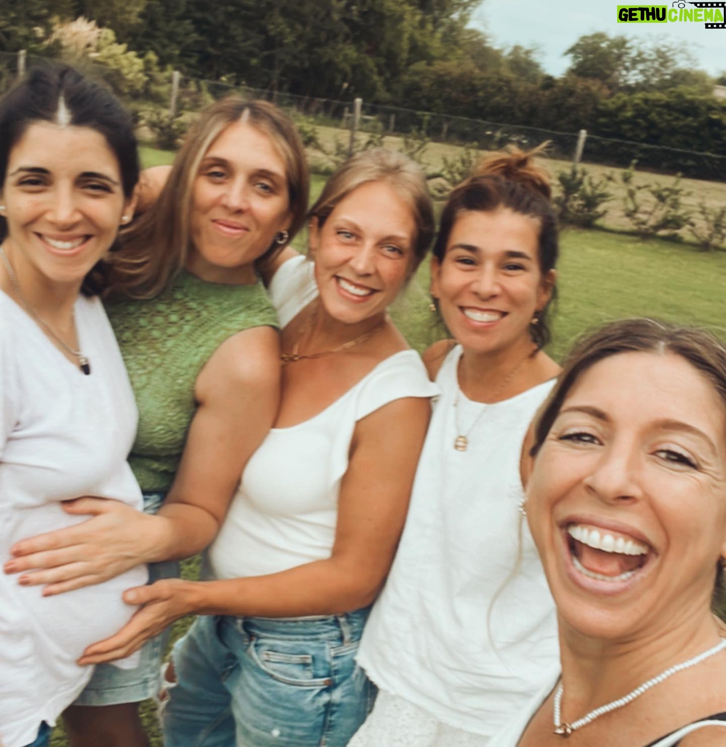 Florencia Bertotti Instagram - Cumple Sugas y no se suspende x lluvia!(?) šā¤ļø ššš„³ Con o sin armado previo, con ensalada de pepino con pepino y sin dormir, se puede festejar igual šš„°š„³ Que sea un gran aƱo amiguita! @agusfalberti ā¤ļø Te quiero! Te queremos! Que lindo encuentro @meuwatle @merpazos @mindthegapchica @solcolombres