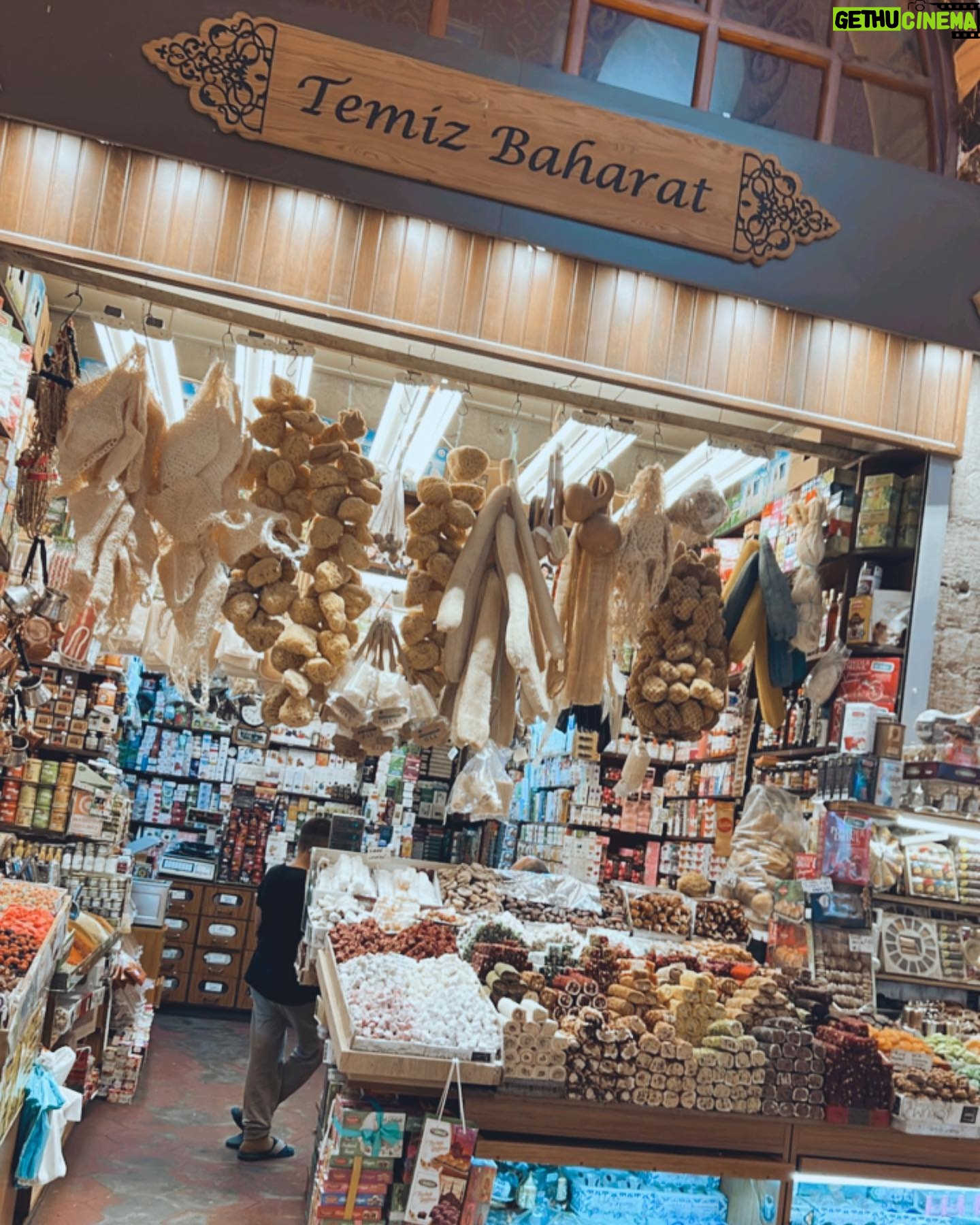 Florencia Bertotti Instagram - HOLA ESTAMBUL 🇹🇷 Que espectacular todo! 💫 Hoy visitamos el BAZAR de las especias, algunas mezquitas, la torre de gálata, la zona moderna y un barrio imperdible que se llama Fener en Balat. A la noche nadamos en una antigua cisterna! ⚡️ Caminamos MUCHO y probamos comidas riquísimas. Todo es un buen plan✨ Esto recién empiezaaa y este equipete es lo más! 😍🙌🏻❤️ @federicoamador1 seni seviyorum ❤️