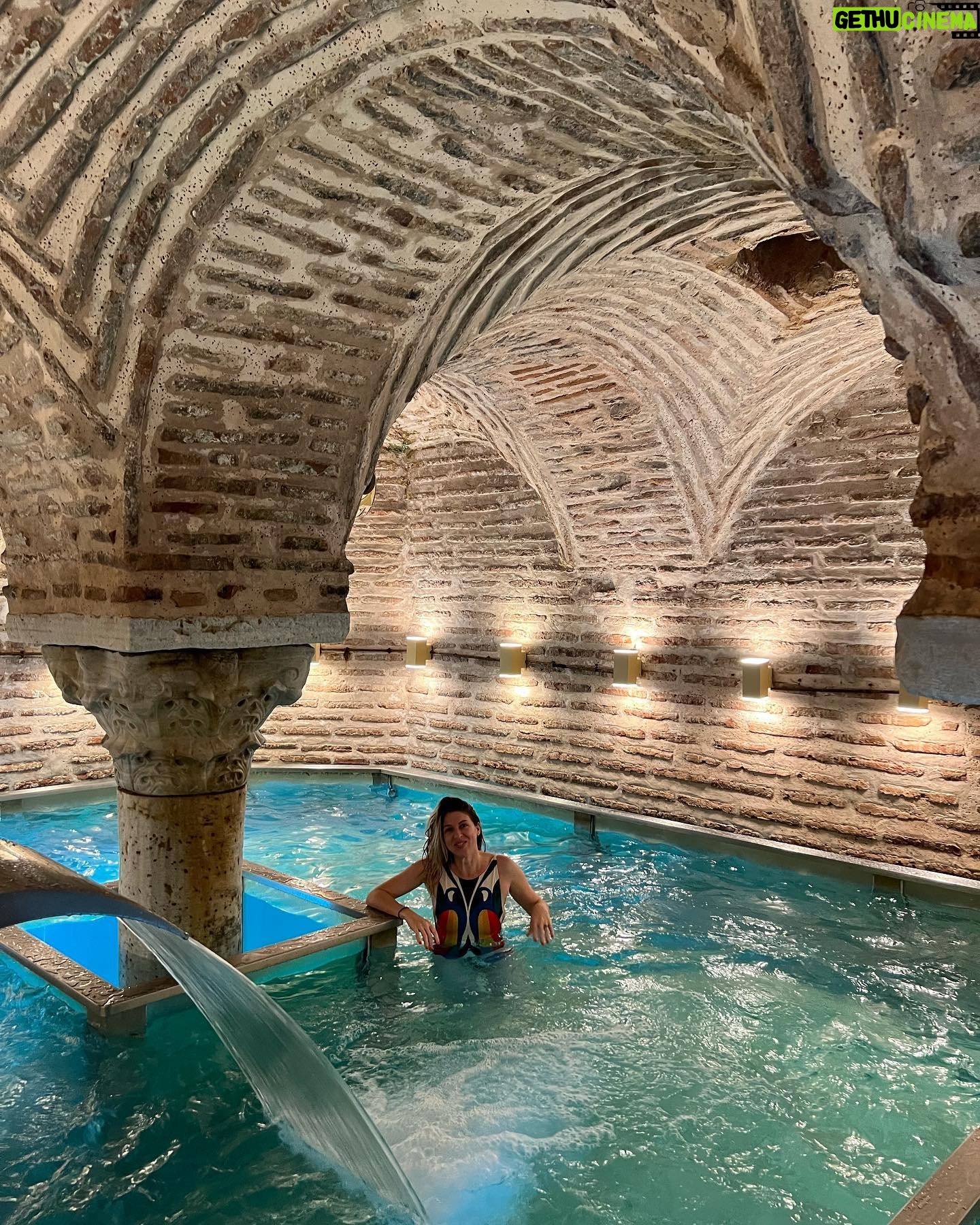 Florencia Bertotti Instagram - HOLA ESTAMBUL 🇹🇷 Que espectacular todo! 💫 Hoy visitamos el BAZAR de las especias, algunas mezquitas, la torre de gálata, la zona moderna y un barrio imperdible que se llama Fener en Balat. A la noche nadamos en una antigua cisterna! ⚡️ Caminamos MUCHO y probamos comidas riquísimas. Todo es un buen plan✨ Esto recién empiezaaa y este equipete es lo más! 😍🙌🏻❤️ @federicoamador1 seni seviyorum ❤️