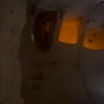 Florencia Bertotti Instagram - Chimeneas de hadas, la que nos faltaba jajaj ✨🙌🏻🧚‍♂️💛 Estás formaciones las llaman así x que si bien se fueron erosionando hasta trasformarse en estas casitas de cuento, hay quienes dicen que son obra de algo mágico. Y cómo cocinaban ahí adentro, salía humo x el extremo y las nombraron como chimeneas de hadas! 🧚‍♂️🧚🧚‍♀️ Hay una foto de un castillo y un príncipe jaja (a ver si la encuentran) 😍 y un video no apto para claustrofóbicos de nuestra visita a la ciudad oculta (hasta 8 pisos construidos bajo la tierra para esconderse de los romanos…solo se pueden bajar 4 pero es IMPRESIONANTE la experiencia de recorrer esos mini pasillos y toda la ingeniería pensada para que no los atrapen! Al final una puesta de sol tomado un técito turco… a esa hora en todos estos balcones se llena de gente local y turistas para contemplar los paisajes con música turca de fondo. Todo es una foto. Todos son momentos atesorables… aca, allá o en donde sea! Volviendo en 3,2,1 Me quedan mil cosas sin compartir pero voy a ir subiendo! 🇹🇷🕌💛✨🙌🏻💫