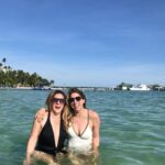 Florencia Bertotti Instagram - Carrete random de República Dominicana! (Vengo c delay jsjs) No se muy bien que decir. Todo es mucho y es muy lindo! Los shows fueron cómo hacer una fiesta en casa y cantar en el living a viva voz, sintiendo cada canción, disfrutando muchísimo cada minuto! Vamo arriba como dicen los dominicanos! Que se repita! ❤️ Fotos para prensa, Sound check, playaita con agua tibia, foto con la estefacitaaaa y con algunos de los genios bailarines, libro q estoy leyendo, venue preparado, ida en combi con este equipo del bien y momento preferido con willowww y flora 🙌🏻💫🇩🇴❤️ Gracias x tanto cariño! 🙌🏻🌼✨💛🎤🥳