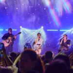 Florencia Bertotti Instagram - Carrete random de República Dominicana! (Vengo c delay jsjs) No se muy bien que decir. Todo es mucho y es muy lindo! Los shows fueron cómo hacer una fiesta en casa y cantar en el living a viva voz, sintiendo cada canción, disfrutando muchísimo cada minuto! Vamo arriba como dicen los dominicanos! Que se repita! ❤️ Fotos para prensa, Sound check, playaita con agua tibia, foto con la estefacitaaaa y con algunos de los genios bailarines, libro q estoy leyendo, venue preparado, ida en combi con este equipo del bien y momento preferido con willowww y flora 🙌🏻💫🇩🇴❤️ Gracias x tanto cariño! 🙌🏻🌼✨💛🎤🥳