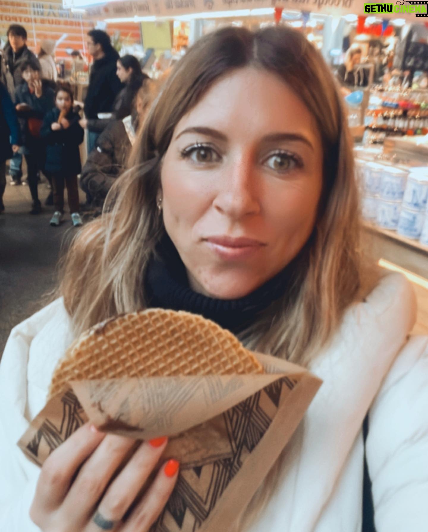 Florencia Bertotti Instagram - Chin pum 🏁 Se terminó este viaje espectacular! Que lindo es viajar en familaaaaa, compartir, descubrir, jugar, aburrirse o lo q sea que surja, todo primero será vivencia y después recuerdo! ❤️ Esta vez alquilamos un motorhome, dormimos en campings, esquiamos, tomamos trenes, nos subimos a montañas rusas, paseamos x lugares desconocidos y nuevos, probamos todas las comidas más raras que encontramos…nos dejamos llevar y todo fue muy muy disfrutado! Me hago la canchera x que obvio q me anime a todo x que estaba muy tranquilita con mi seguro de siempre. Les dejo un carrete random de los lugares q visitamos! 📸 Ahora si, a trabajar x que este año va a tener muchas emocionessssss!!!! 🙌🏻💛🎤🌼🔥✨ Hace varios años que cada vez que viajamos hago en 5’ mi formulario en @assist365ok para darme de alta y ya me quedo tranquila. Es para cualquier parte del mundo! Se lo recomiendo a toda mi famila × q te olvidas y si pasa algo estás cubierta! La asistencia al viajero es un servicio que brinda cobertura y soporte médico en caso de emergencias durante tu viaje. Con ASSIST 365 te aseguras protección médica, repatriación sanitaria, asistencia legal y otros servicios esenciales para garantizar tu tranquilidad mientras viajas. Gracias @may_ariana como siempre x ocuparte de todo!