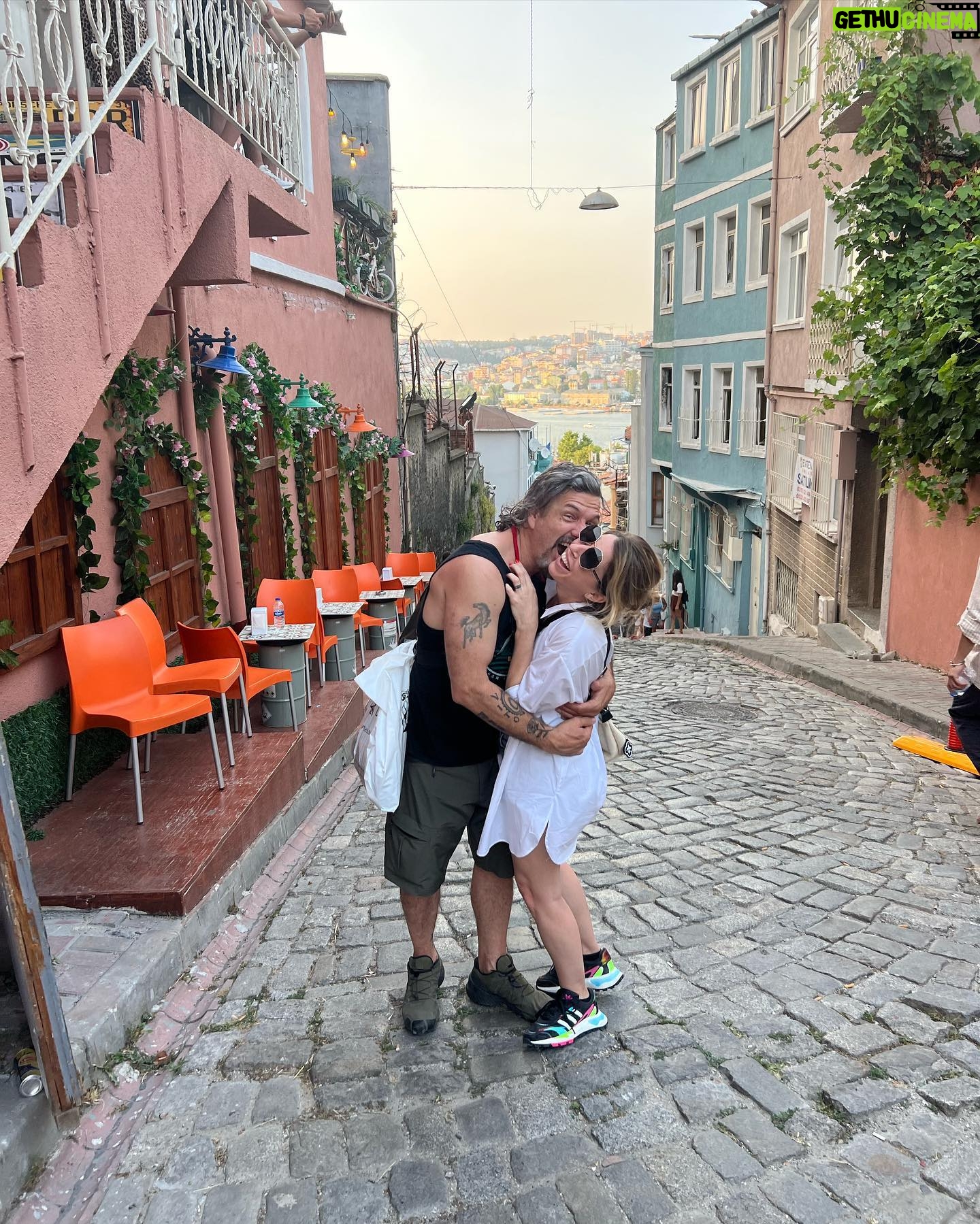 Florencia Bertotti Instagram - HOLA ESTAMBUL 🇹🇷 Que espectacular todo! 💫 Hoy visitamos el BAZAR de las especias, algunas mezquitas, la torre de gálata, la zona moderna y un barrio imperdible que se llama Fener en Balat. A la noche nadamos en una antigua cisterna! ⚡️ Caminamos MUCHO y probamos comidas riquísimas. Todo es un buen plan✨ Esto recién empiezaaa y este equipete es lo más! 😍🙌🏻❤️ @federicoamador1 seni seviyorum ❤️