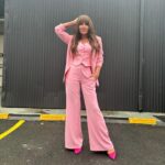 Florencia Peña Instagram - Domingo rosa 🩷 para #LaPeñaDeMorfi @telefe St @maggiemellas Make up @nanogmd Pelo @george_hair1 Look @cynthiamartos Back @renzoberecoechea