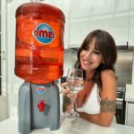 Florencia Peña Instagram - Quedate con quien te mire como yo a @cimescentral 💘 Atención ⚠️ porque ahora tiene una nueva franquicia en Zona Norte, provincia de Bs. As. @cimesnorth Y acordate que podes colaborar con la Cooperadora del Hospital de Niños Ricardo Gutiérrez, @coophospitalninos, escaneando el código QR de las tapas de los botellones y haciendo tu donación 🙏🏻