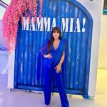 Florencia Peña Instagram - Presentación @mammamiaarg en Buenos Aires 💙 St @maggiemellas Make up @nanogmd Pelo @george_hair1 Traje @cynthiamartos Sandalias @meetmeshoes Back @renzoberecoechea