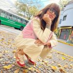 Florencia Peña Instagram - Lunes otra vez 🍂 Mi outfit para @antesquenadie__ @luzutv 😜 St @maggiemellas Pelo y make up @nanogmd Look @faustinalora Zapas @meetmeshoes Gafas @infiniteyewear