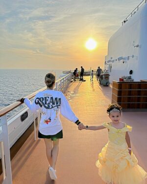 Florencia de Saracho Instagram - Viviendo la experiencia Marvel en un crucero, Gracias a mis amigos de @disneycruiseline por hacernos parte de esta aventura #DisneyCruiseLine
#MarvelDayAtSea 
  El mejor viaje e inolvidable para mis Hijos.