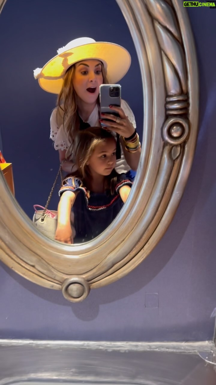 Florencia de Saracho Instagram - La mejor experiencia con niños @disneycruiseline no saben el kids club de este lugar, tuvimos la oportunidad de entrar y grabar algunas cosas, disfrutar con todo los personajes de marvel y obviamente las princesas y ni se diga de Mickey y sus amigos. Así como también el teatro, las albercas, y restaurantes tanto para niños como para adultos #MarvelDayAtSea Otro aspecto destacado del crucero de Disney fue visitar las islas privadas de Disney en el Caribe. Disfrutamos de hermosas playas de arena blanca, aguas cristalinas y actividades divertidas como snorkel y paseos en kayak. En general, el crucero de Disney superó todas nuestras expectativas. Nos sentimos como si estuviéramos viviendo en un sueño de Disney durante toda la experiencia. Definitivamente volvería a hacer un crucero de Disney en el futuro y lo recomendaría a cualquier persona que quiera vivir una experiencia mágica en el mar. Y tú ya fuiste al crucero de Disney ? O quisieras ir ? Con quien irías ? Cuéntame…