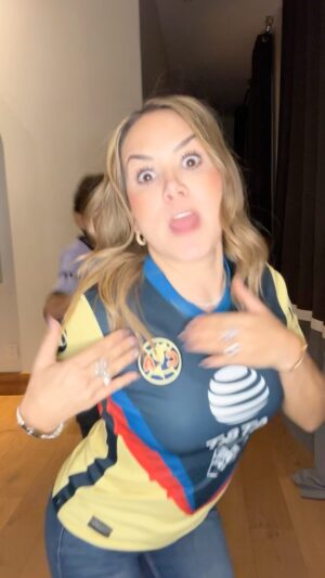 Florencia de Saracho Instagram - No hay nada que me guste más que ver a mis águilas ganar y disfrutar con Tati el fútbol. 🦅⚽️💛💙 #america #aguilasdelasdelamerica