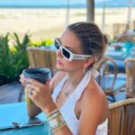 Florencia de Saracho Instagram - Summer ✌🏼⛱️ @vidanta traje de baño de @espiritu_world pulseras de @santopecadojoyeria lentes y vestido @farfetch