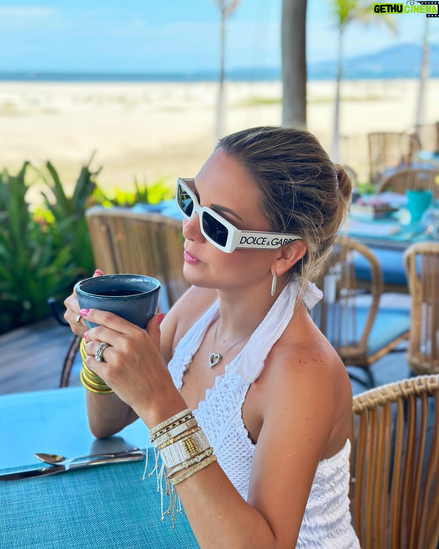 Florencia de Saracho Instagram - Summer ✌🏼⛱️ @vidanta traje de baño de @espiritu_world pulseras de @santopecadojoyeria lentes y vestido @farfetch