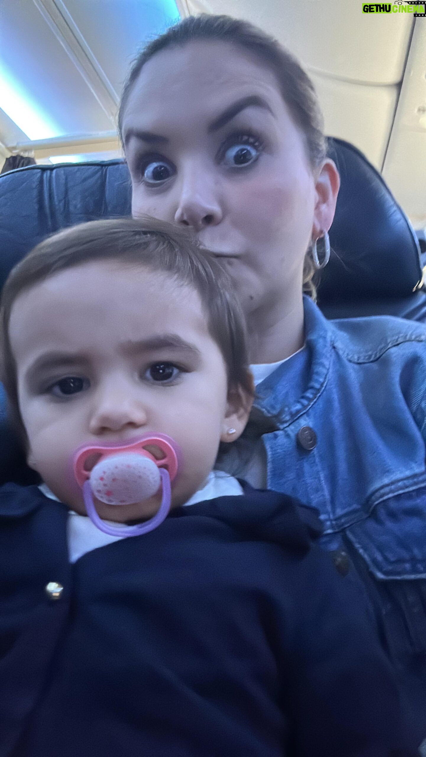 Florencia de Saracho Instagram - Aquí les dejo algunos típs que me funcionan en los aviones y aeropuertos con una bebé y 2 toddlers, también traen su i pad, para cuando llega el momento del caos. Ustedes pásenme algún otro tip que me urgeeeeen 🤪