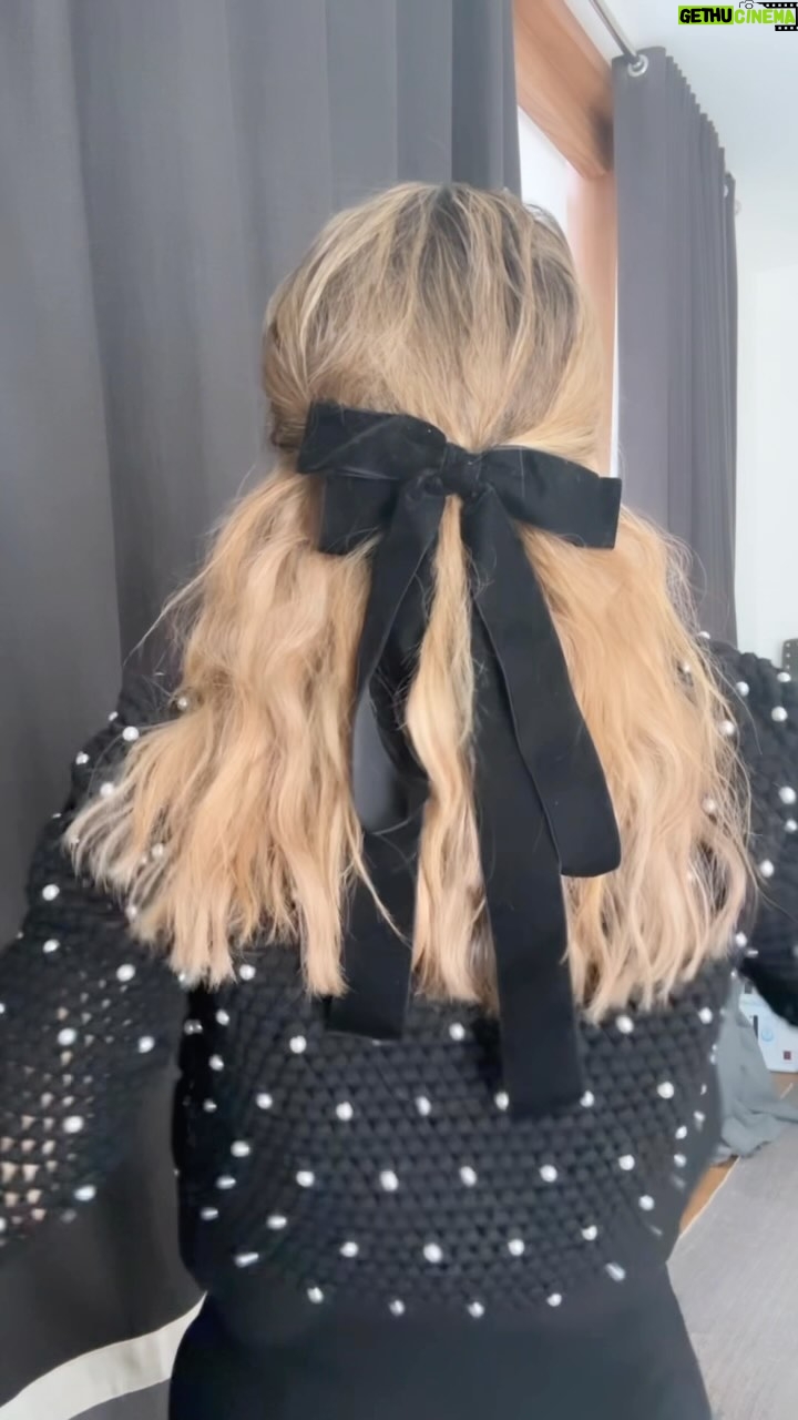 Florencia de Saracho Instagram - Les gusta el moño o se les hace muy cursi ? A mi me fascinan y antes me los ponía aunque no se usaran… #cuarentonabloggera #coquette por cierto ya tengo bolsa negra 🤪🤣