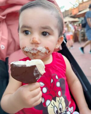 Florencia de Saracho Instagram - Mi Bebé mi María ya 2 años que llegaste a revolotear esta familia… eres mi sueño mi niña, no tengo palabras para explicar lo que siento por ti, mi piloncito, mi niña consentida de Mamá, la más cariñosa y besucona. Te amo con todas mis fuerzas mi bebé, cada mañana que te veo siento algo tan bonito y tan raro que tampoco sabría cómo explicarlo, sin duda dicen que los pilones es al que mas se disfruta… te prometí hace un año que iba a salir adelante por ti, se que no ha sido fácil, pero aquí sigo luchando cada día para que tengas una mamá fuerte y con mucha energía….
Feliz cumpleaños María!!!