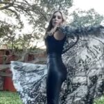 Florencia de Saracho Instagram - Quisiera volver al mundo fashion de las bloggers 😂 será que ya se me pasó la edad ? Me veré ridícula ? O no va con mi estilo ? Que piensan ??? Jaja díganme la verdad 🤪🤣✌🏼#pinedacovalin #alamossonora #bloggeandosinserblogger