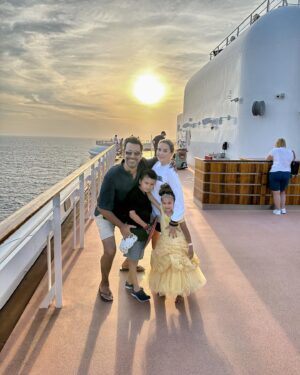 Florencia de Saracho Instagram - Viviendo la experiencia Marvel en un crucero, Gracias a mis amigos de @disneycruiseline por hacernos parte de esta aventura #DisneyCruiseLine
#MarvelDayAtSea 
  El mejor viaje e inolvidable para mis Hijos.