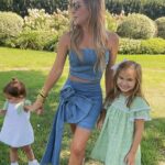 Florencia de Saracho Instagram – Mis niñas, mis princesas, me vuelven loca de amor ❤️❤️ outfit de @dv_clothingco vestidos niñas @la_casa_de_la_coneja_  pulseras @posh.concept.store lentes @miumiu