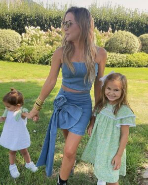 Florencia de Saracho Instagram - Mis niñas, mis princesas, me vuelven loca de amor ❤️❤️ outfit de @dv_clothingco vestidos niñas @la_casa_de_la_coneja_  pulseras @posh.concept.store lentes @miumiu