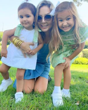 Florencia de Saracho Instagram - Mis niñas, mis princesas, me vuelven loca de amor ❤️❤️ outfit de @dv_clothingco vestidos niñas @la_casa_de_la_coneja_  pulseras @posh.concept.store lentes @miumiu