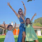 Florencia de Saracho Instagram – Mis niñas, mis princesas, me vuelven loca de amor ❤️❤️ outfit de @dv_clothingco vestidos niñas @la_casa_de_la_coneja_  pulseras @posh.concept.store lentes @miumiu