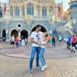 Florencia de Saracho Instagram - Si puedes soñarlo puedes hacerlo, recuerda que todo esto comenzo con un ratón… (Walt Disney ) Por siempre será mi lugar favorito, la sonrisa de mis hijos, los suspiros, la ilusión y las carcajadas son algo que no cambio por nada. Aquí estamos en Magic Kingdom viviendo la magia de @disneyworld.latino #DisneyWorld50 🎆🎇 Les iré subiendo fotos, reels con muchos típs y les dejare en mis destacados cómo cada año este sueño que acabamos de vivir