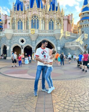 Florencia de Saracho Instagram - Si puedes soñarlo puedes hacerlo, recuerda que todo esto comenzo con un ratón… (Walt Disney )
 Por siempre será mi lugar favorito, la sonrisa de mis hijos, los suspiros, la ilusión y las carcajadas son algo que no cambio por nada.
 Aquí estamos en Magic Kingdom viviendo la magia de @disneyworld.latino #DisneyWorld50 🎆🎇
 Les iré subiendo fotos, reels con muchos típs y les dejare en mis destacados cómo cada año este sueño que acabamos de vivir