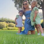 Florencia de Saracho Instagram - Mis niñas, mis princesas, me vuelven loca de amor ❤️❤️ outfit de @dv_clothingco vestidos niñas @la_casa_de_la_coneja_ pulseras @posh.concept.store lentes @miumiu