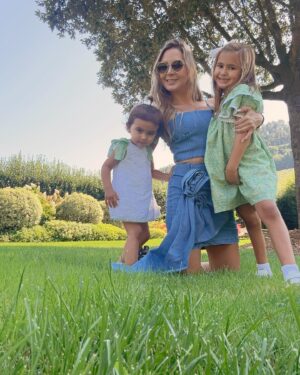 Florencia de Saracho Instagram - Mis niñas, mis princesas, me vuelven loca de amor ❤️❤️ outfit de @dv_clothingco vestidos niñas @la_casa_de_la_coneja_  pulseras @posh.concept.store lentes @miumiu