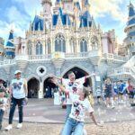 Florencia de Saracho Instagram - Si puedes soñarlo puedes hacerlo, recuerda que todo esto comenzo con un ratón… (Walt Disney ) Por siempre será mi lugar favorito, la sonrisa de mis hijos, los suspiros, la ilusión y las carcajadas son algo que no cambio por nada. Aquí estamos en Magic Kingdom viviendo la magia de @disneyworld.latino #DisneyWorld50 🎆🎇 Les iré subiendo fotos, reels con muchos típs y les dejare en mis destacados cómo cada año este sueño que acabamos de vivir