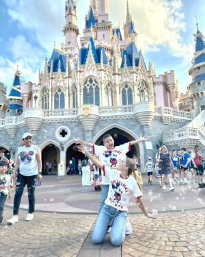 Florencia de Saracho Instagram - Si puedes soñarlo puedes hacerlo, recuerda que todo esto comenzo con un ratón… (Walt Disney )
 Por siempre será mi lugar favorito, la sonrisa de mis hijos, los suspiros, la ilusión y las carcajadas son algo que no cambio por nada.
 Aquí estamos en Magic Kingdom viviendo la magia de @disneyworld.latino #DisneyWorld50 🎆🎇
 Les iré subiendo fotos, reels con muchos típs y les dejare en mis destacados cómo cada año este sueño que acabamos de vivir