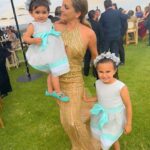 Florencia de Saracho Instagram - Mis niñas, mis princesas las amo con todo mi corazón. Gracias a @linos_y_blancos por los vestidos y las coronitas, están divinos y súper cómodos y que decir de los zapatos, como siempre @spanoletas_shoes los más lindos y sacándonos del apuro