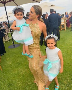 Florencia de Saracho Instagram - Mis niñas, mis princesas las amo con todo mi corazón. Gracias a @linos_y_blancos por los vestidos y las coronitas, están divinos y súper cómodos y que decir de los zapatos, como siempre @spanoletas_shoes los más lindos y sacándonos del apuro