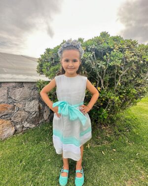 Florencia de Saracho Instagram - Mis niñas, mis princesas las amo con todo mi corazón. Gracias a @linos_y_blancos por los vestidos y las coronitas, están divinos y súper cómodos y que decir de los zapatos, como siempre @spanoletas_shoes los más lindos y sacándonos del apuro