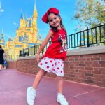 Florencia de Saracho Instagram - Si puedes soñarlo puedes hacerlo, recuerda que todo esto comenzo con un ratón… (Walt Disney ) Por siempre será mi lugar favorito, la sonrisa de mis hijos, los suspiros, la ilusión y las carcajadas son algo que no cambio por nada. Aquí estamos en Magic Kingdom viviendo la magia de @disneyworld.latino #DisneyWorld50 🎆🎇 Les iré subiendo fotos, reels con muchos típs y les dejare en mis destacados cómo cada año este sueño que acabamos de vivir