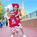 Florencia de Saracho Instagram - Si puedes soñarlo puedes hacerlo, recuerda que todo esto comenzo con un ratón… (Walt Disney ) Por siempre será mi lugar favorito, la sonrisa de mis hijos, los suspiros, la ilusión y las carcajadas son algo que no cambio por nada. Aquí estamos en Magic Kingdom viviendo la magia de @disneyworld.latino #DisneyWorld50 🎆🎇 Les iré subiendo fotos, reels con muchos típs y les dejare en mis destacados cómo cada año este sueño que acabamos de vivir