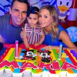 Florencia de Saracho Instagram – Que alegria poder festejar los 2 años de mi María !!! Mi pilón, la Chipilona de Mamá. Te amamos María…
Gracias a todos los que hicieron posible esta fiesta, sin duda son los mejores @pamhermo @larisa_desing @thegrandbakery @supercreamy.premium @ludoimagic @mini_boutique.mx