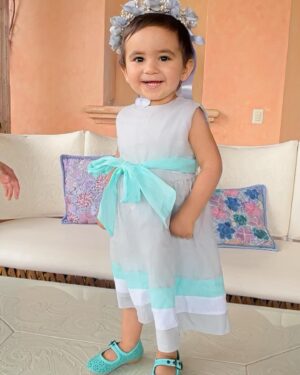 Florencia de Saracho Instagram - Mis niñas, mis princesas las amo con todo mi corazón. Gracias a @linos_y_blancos por los vestidos y las coronitas, están divinos y súper cómodos y que decir de los zapatos, como siempre @spanoletas_shoes los más lindos y sacándonos del apuro