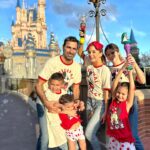 Florencia de Saracho Instagram - Si puedes soñarlo puedes hacerlo, recuerda que todo esto comenzo con un ratón… (Walt Disney ) Por siempre será mi lugar favorito, la sonrisa de mis hijos, los suspiros, la ilusión y las carcajadas son algo que no cambio por nada. Aquí estamos en Magic Kingdom viviendo la magia de @disneyworld.latino #DisneyWorld50 🎆🎇 Les iré subiendo fotos, reels con muchos típs y les dejare en mis destacados cómo cada año este sueño que acabamos de vivir