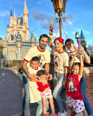 Florencia de Saracho Instagram - Si puedes soñarlo puedes hacerlo, recuerda que todo esto comenzo con un ratón… (Walt Disney )
 Por siempre será mi lugar favorito, la sonrisa de mis hijos, los suspiros, la ilusión y las carcajadas son algo que no cambio por nada.
 Aquí estamos en Magic Kingdom viviendo la magia de @disneyworld.latino #DisneyWorld50 🎆🎇
 Les iré subiendo fotos, reels con muchos típs y les dejare en mis destacados cómo cada año este sueño que acabamos de vivir