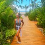 Florencia de Saracho Instagram – Summer ✌🏼⛱️ @vidanta 
 traje de baño de @espiritu_world pulseras de @santopecadojoyeria  lentes y vestido @farfetch