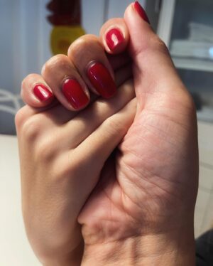 Florencia de la V Instagram - Hoy #8M Es un momento histórico a nivel mundial, ¡es ahora! Es muy importante pensar de qué manera podemos entre todxs acelerar esta transformación y la deconstrucción masculina y patriarcal para terminar con la violencia hacia nosotras. 
En lo que va del año se registraron 70 femicidios y transfemicidios. No vamos a parar  hasta que todxs lxs estudiantes del país tengan verdadero acceso a la ESI, hasta que se implemente efectivamente la ley que la regula y, lo que es más importante, sus contenidos no formen parte de la educación que se transmite en los hogares, en los modelos parentales que ven nuestrxs niñxs, no parece un objetivo tan cercano.
Hace años nos venimos organizando, salimos a las calles y pedimos ser escuchadas. Que esta violación que conmovió tanto a la opinión pública no sea una más, que este debate no se tape con otra noticia y la semana que viene nos olvidemos.
La pregunta la formulo para todxs: ¿qué pensamos hacer como sociedad para cambiar las cosas?
A las mujeres y disidencias les digo: durante siglos nos hicieron creer que no valía nuestra palabra, no valía nuestra integridad física, no valía nuestra vida. Es hora de cambiar la historia para siempre por nuestras hijas y por las que vendrán.

#8M