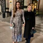 Florencia de la V Instagram – Postales de una espléndida noche en el @teatrocolon con mi querida amiga @drarosiflom disfrutamos de Turamdot, la obra póstuma de Giacomo Puccini y su obra maestra final. Felicitaciones @j.telerman y a todo este equipo creativo. 
La puesta concebida por Roberto Oswald, con dirección de escena de Aníbal Lápiz.
Una mención especial para estos talentosos artistas @jaquelinalivieri @veronicadzhioeva @marcelopuentetenor ovacionados por un teatro Colón estremecido de emoción por una majestuosa función. 
Turandot es una caricia al alma.