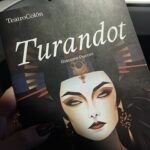 Florencia de la V Instagram – Postales de una espléndida noche en el @teatrocolon con mi querida amiga @drarosiflom disfrutamos de Turamdot, la obra póstuma de Giacomo Puccini y su obra maestra final. Felicitaciones @j.telerman y a todo este equipo creativo. 
La puesta concebida por Roberto Oswald, con dirección de escena de Aníbal Lápiz.
Una mención especial para estos talentosos artistas @jaquelinalivieri @veronicadzhioeva @marcelopuentetenor ovacionados por un teatro Colón estremecido de emoción por una majestuosa función. 
Turandot es una caricia al alma.