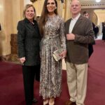 Florencia de la V Instagram – Postales de una espléndida noche en el @teatrocolon con mi querida amiga @drarosiflom disfrutamos de Turamdot, la obra póstuma de Giacomo Puccini y su obra maestra final. Felicitaciones @j.telerman y a todo este equipo creativo. 
La puesta concebida por Roberto Oswald, con dirección de escena de Aníbal Lápiz.
Una mención especial para estos talentosos artistas @jaquelinalivieri @veronicadzhioeva @marcelopuentetenor ovacionados por un teatro Colón estremecido de emoción por una majestuosa función. 
Turandot es una caricia al alma.