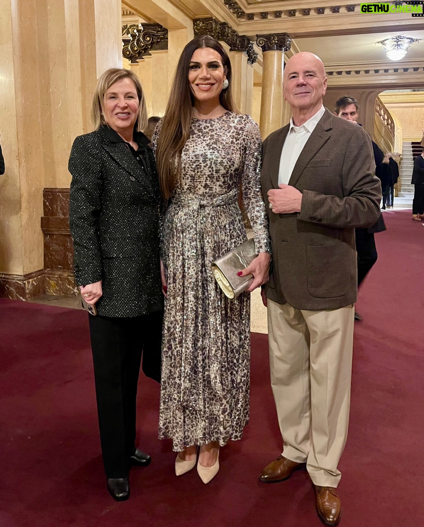Florencia de la V Instagram - Postales de una espléndida noche en el @teatrocolon con mi querida amiga @drarosiflom disfrutamos de Turamdot, la obra póstuma de Giacomo Puccini y su obra maestra final. Felicitaciones @j.telerman y a todo este equipo creativo. La puesta concebida por Roberto Oswald, con dirección de escena de Aníbal Lápiz. Una mención especial para estos talentosos artistas @jaquelinalivieri @veronicadzhioeva @marcelopuentetenor ovacionados por un teatro Colón estremecido de emoción por una majestuosa función. Turandot es una caricia al alma.
